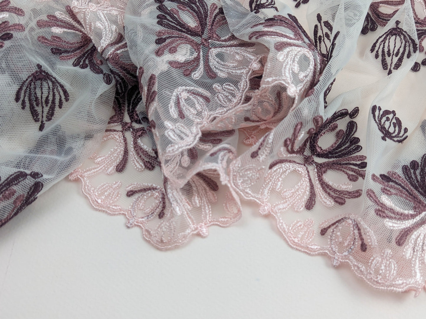 Coupon tulle brodé rose, 150cm