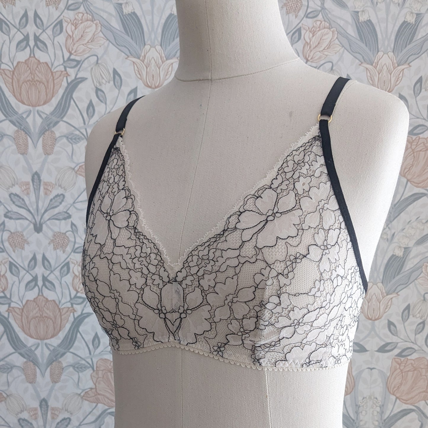 Coupon de dentelle noire et blanche