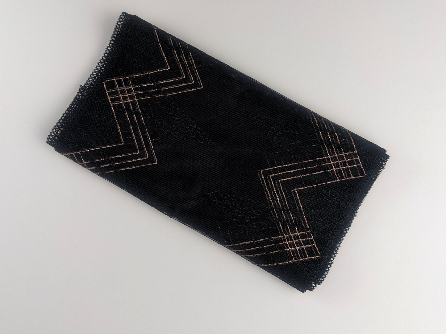 Coupon de tulle brodé noir et et or (200cm)