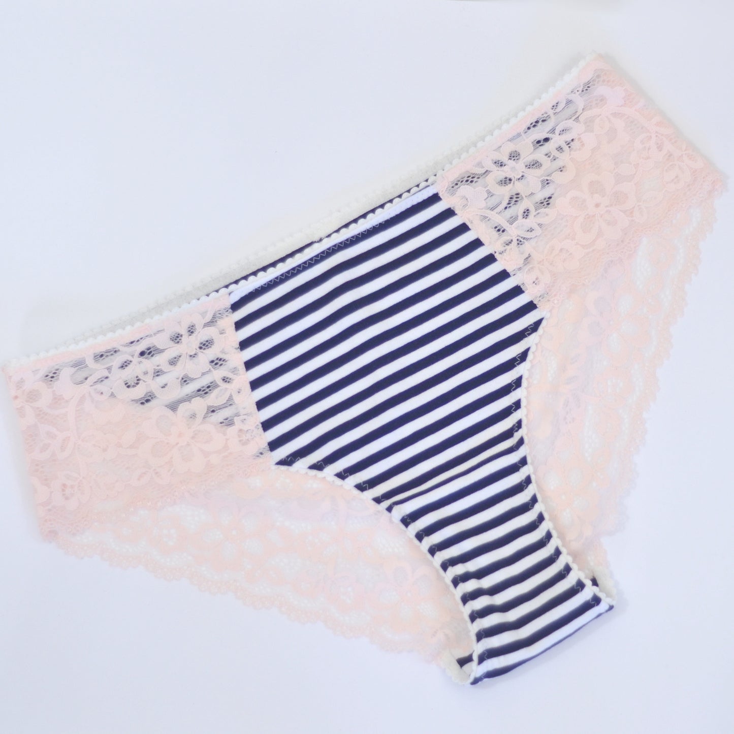 Ensemble Karmah, culotte et soutien-gorge sans armature en dentelle