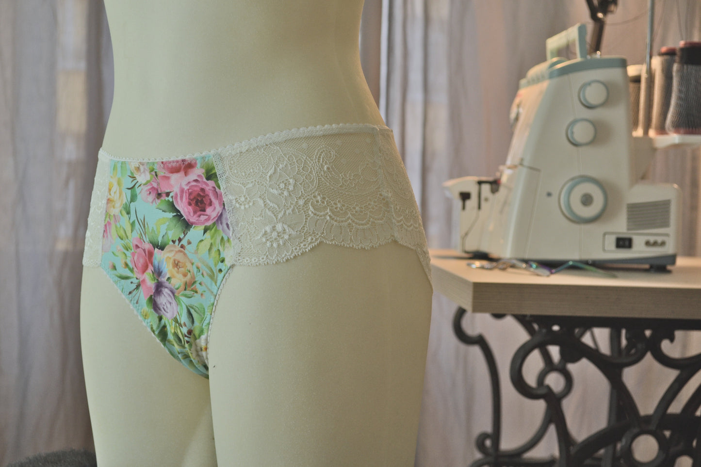 Ensemble Karmah, culotte et soutien-gorge sans armature en dentelle