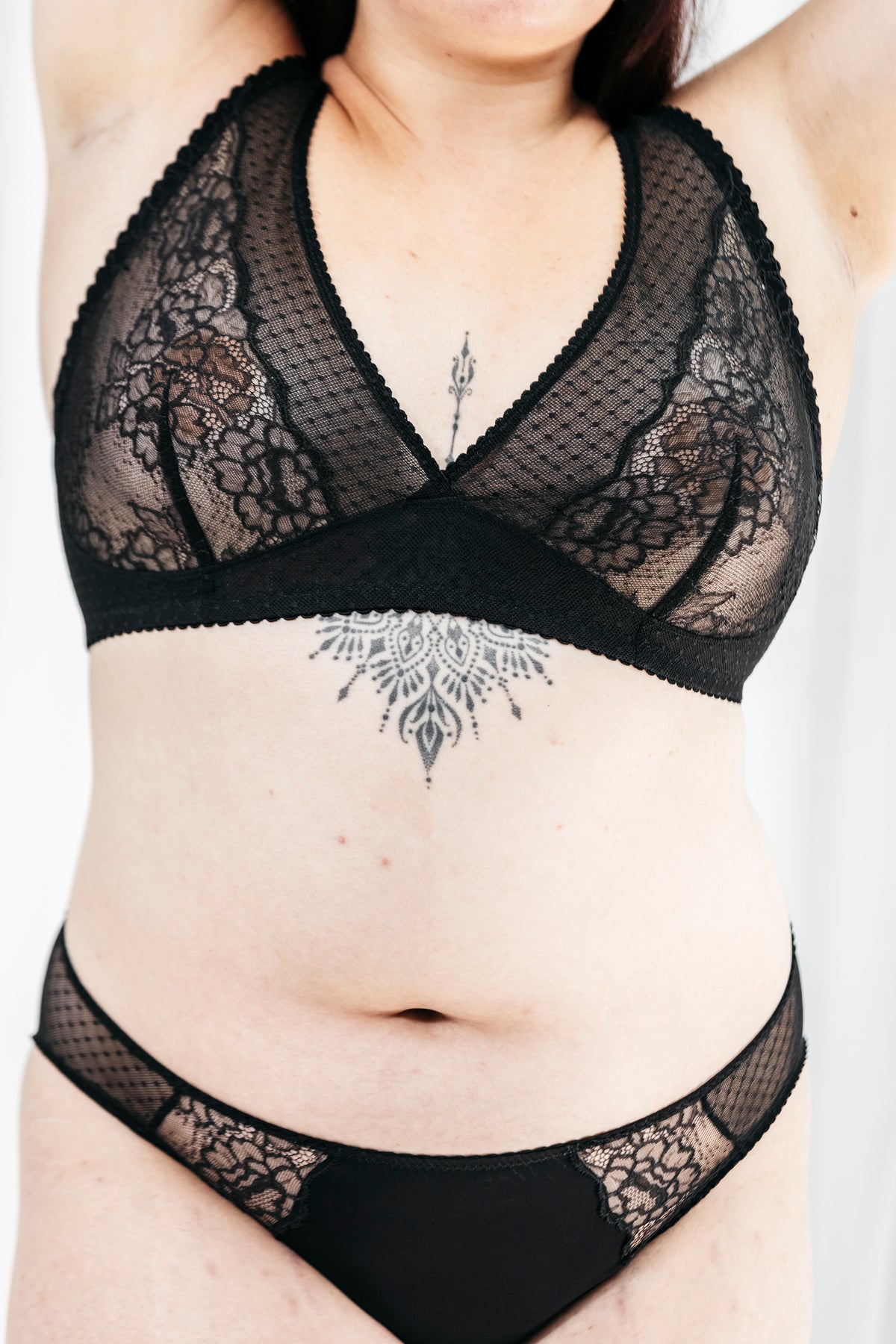 Comète, l’ensemble soutien-gorge foulard et culotte à empiècements
