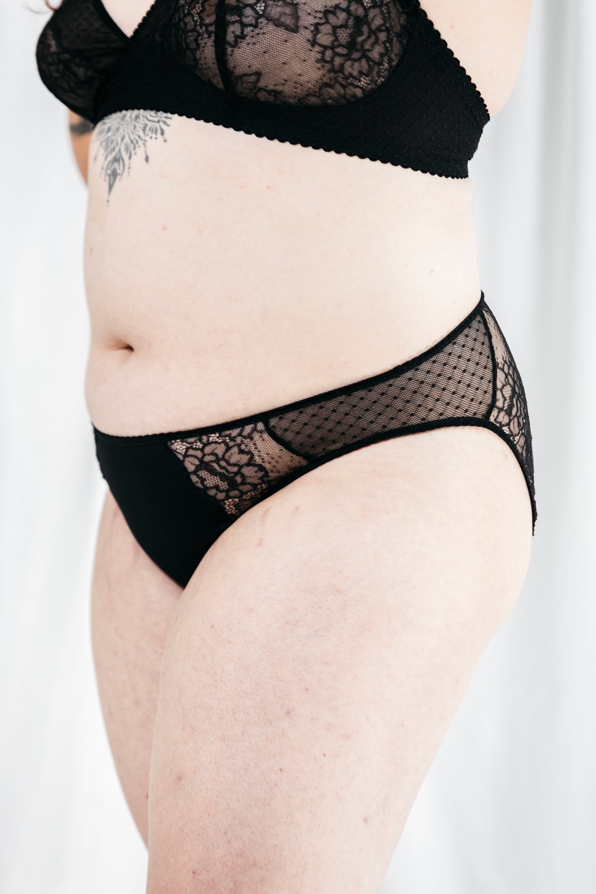 Comète, l’ensemble soutien-gorge foulard et culotte à empiècements