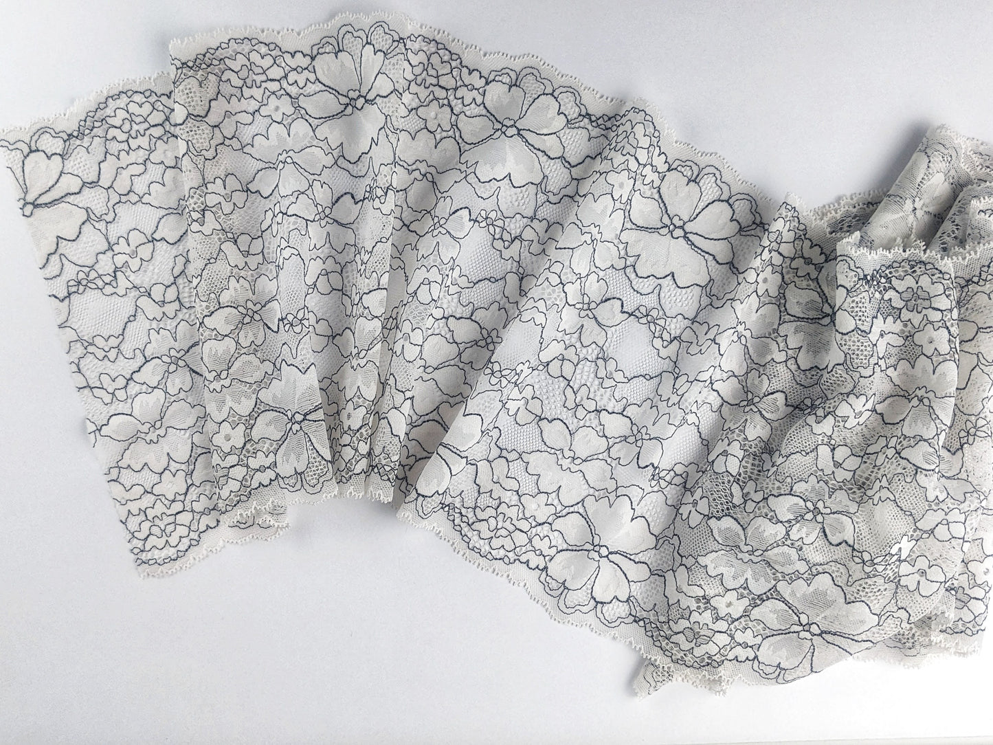 Coupon de dentelle noire et blanche