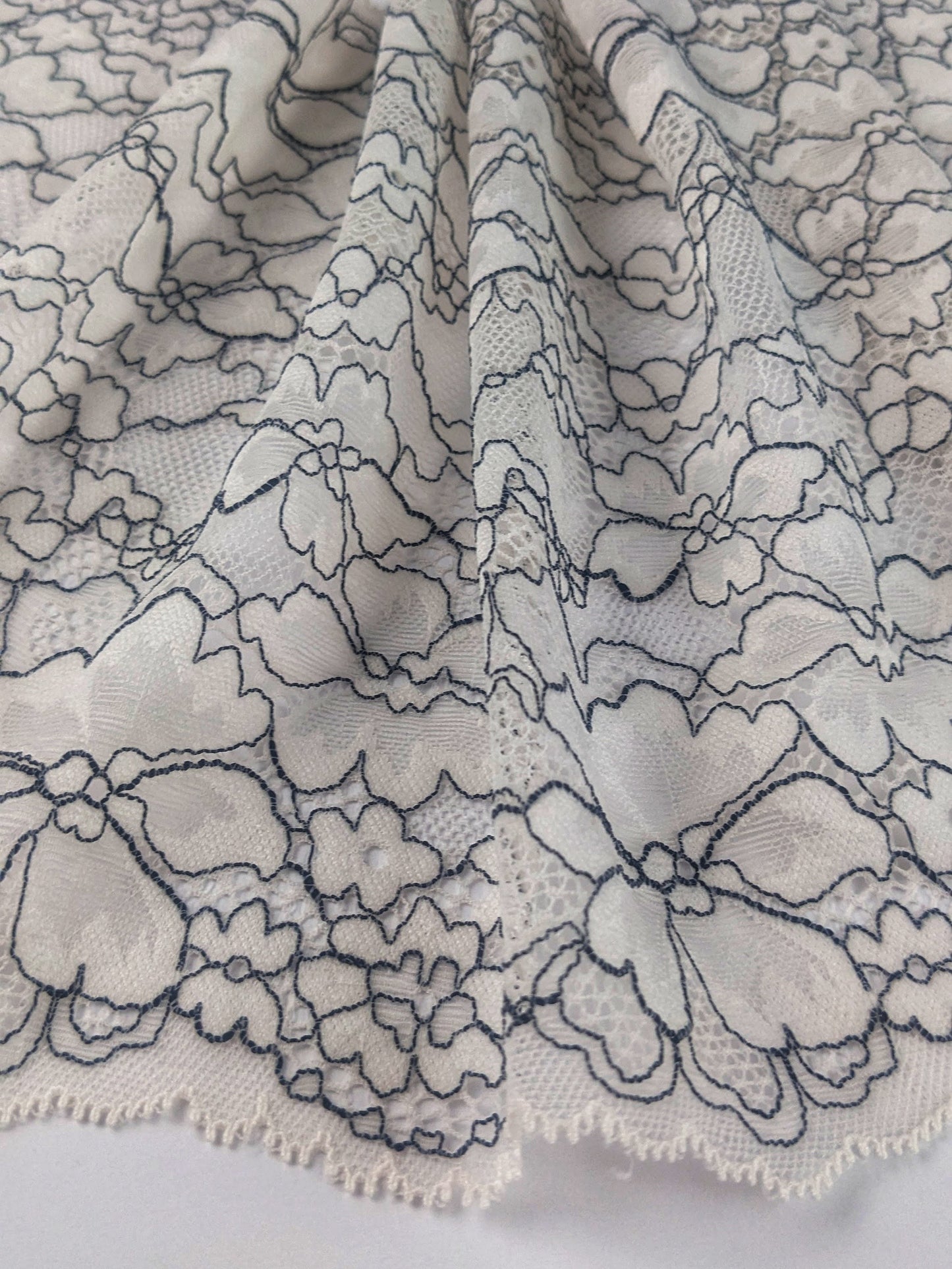 Coupon de dentelle noire et blanche