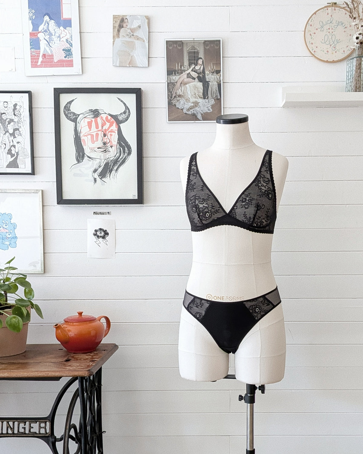 Comète, l’ensemble soutien-gorge foulard et culotte à empiècements