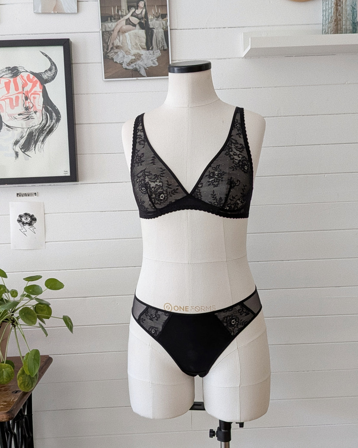 Comète, l’ensemble soutien-gorge foulard et culotte à empiècements