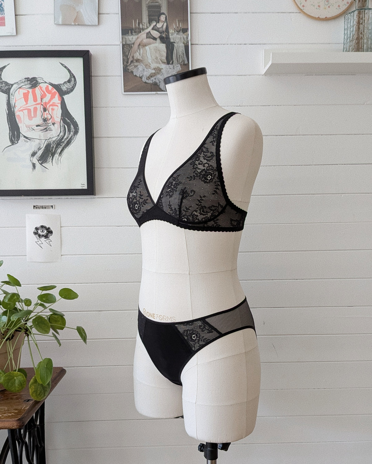 Comète, l’ensemble soutien-gorge foulard et culotte à empiècements