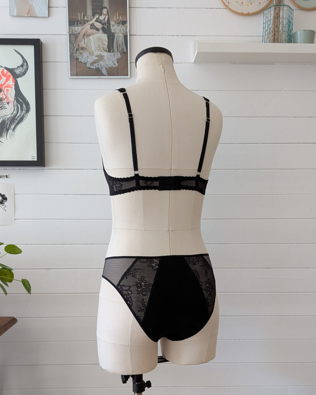 Comète, l’ensemble soutien-gorge foulard et culotte à empiècements