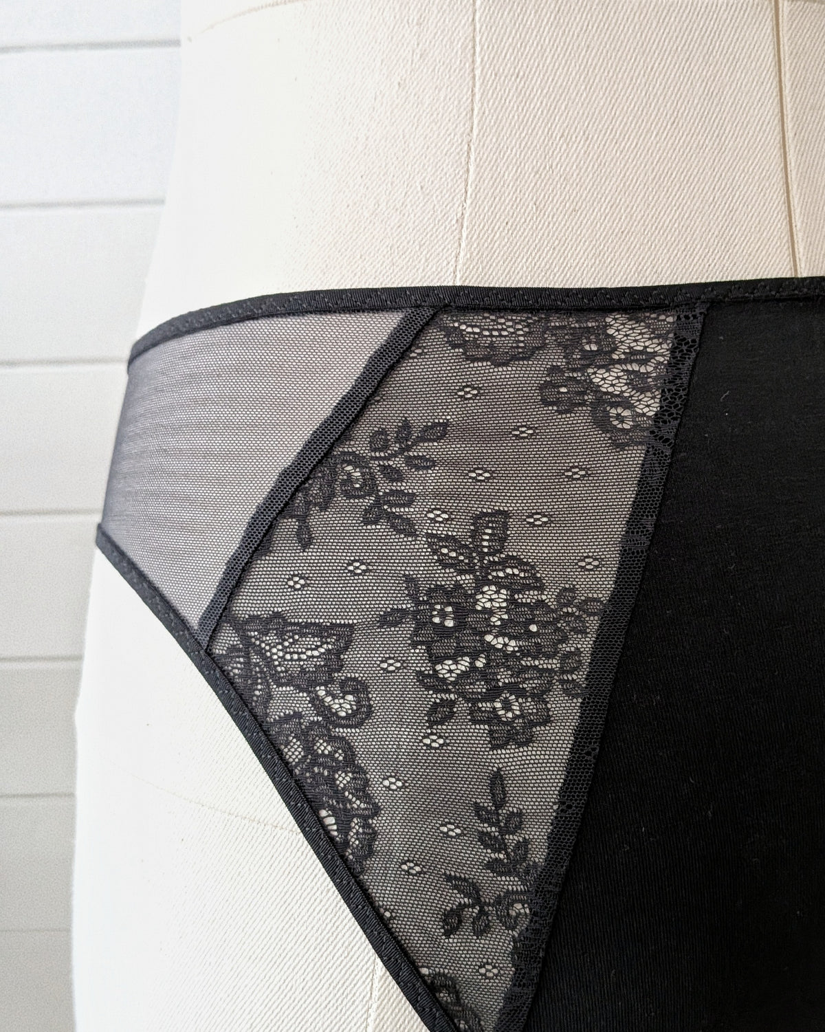 Comète, l’ensemble soutien-gorge foulard et culotte à empiècements