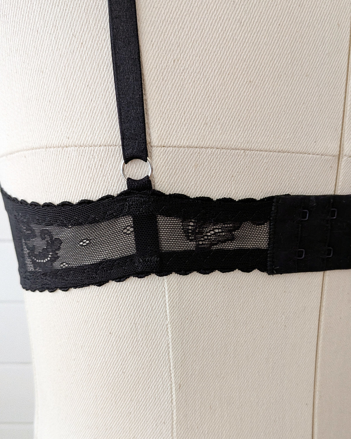 Comète, l’ensemble soutien-gorge foulard et culotte à empiècements