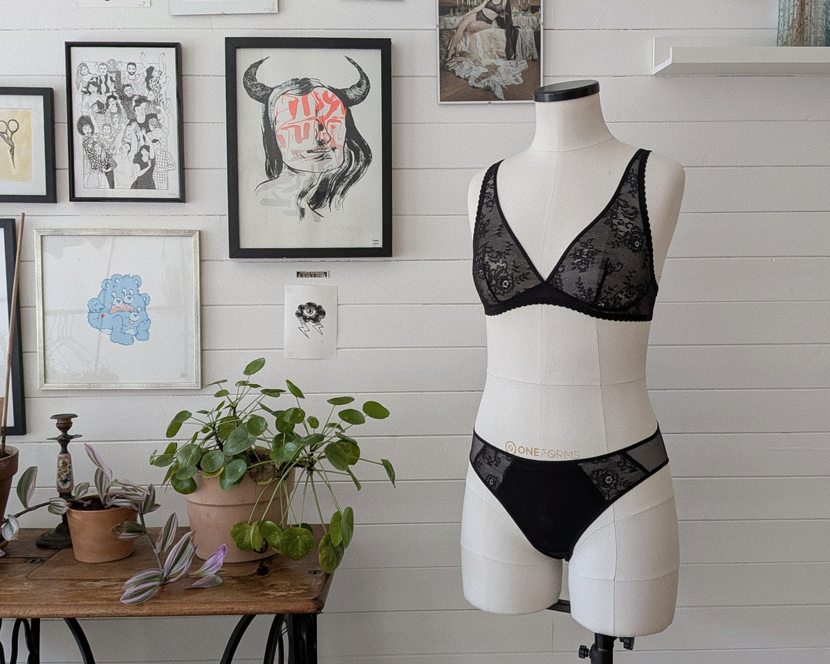 Comète, l’ensemble soutien-gorge foulard et culotte à empiècements