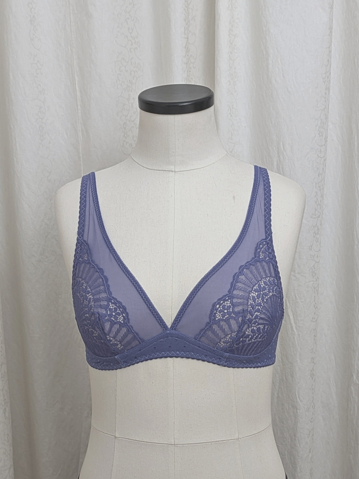 Comète, l’ensemble soutien-gorge foulard et culotte à empiècements