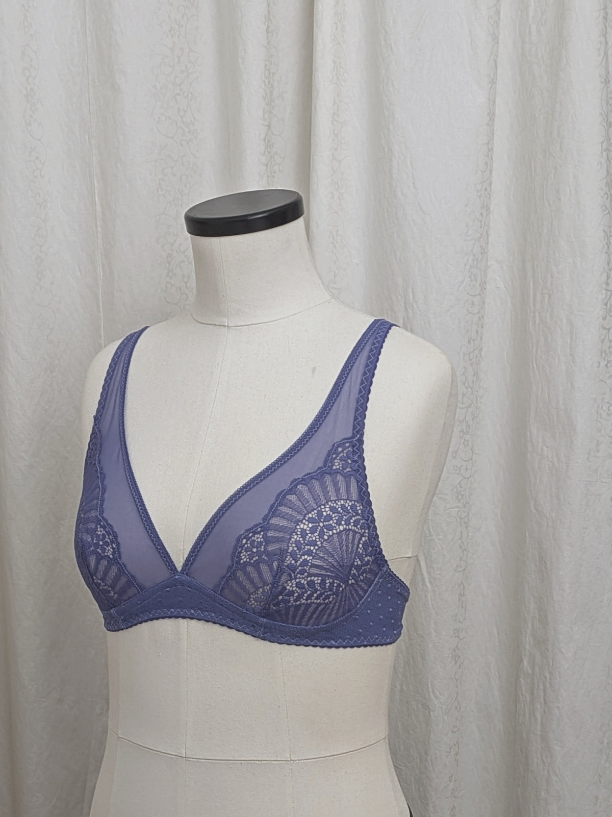 Comète, l’ensemble soutien-gorge foulard et culotte à empiècements