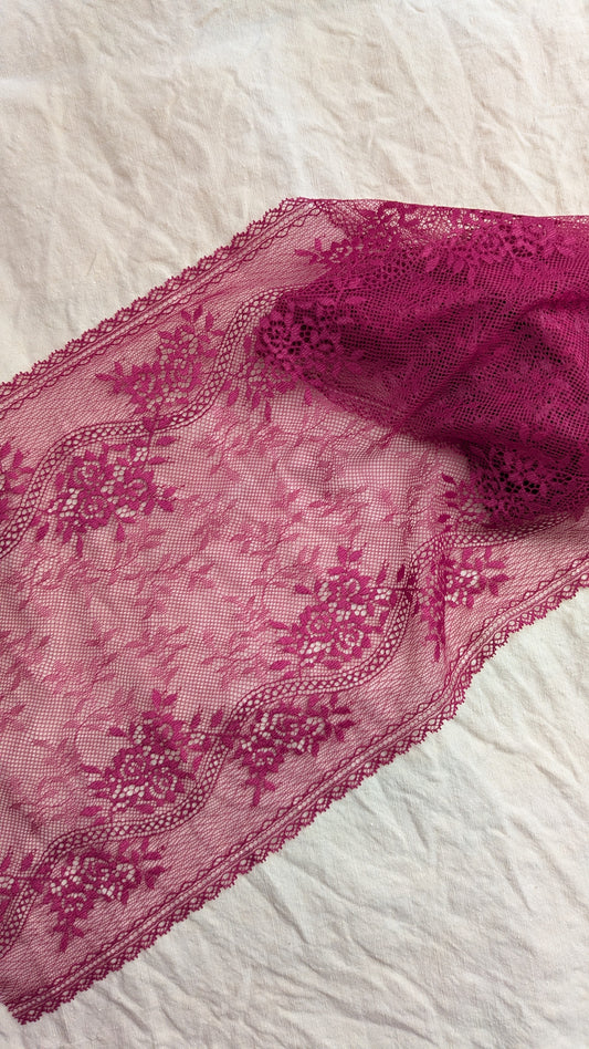 Coupon 200 cm  de dentelle GROSEILLE