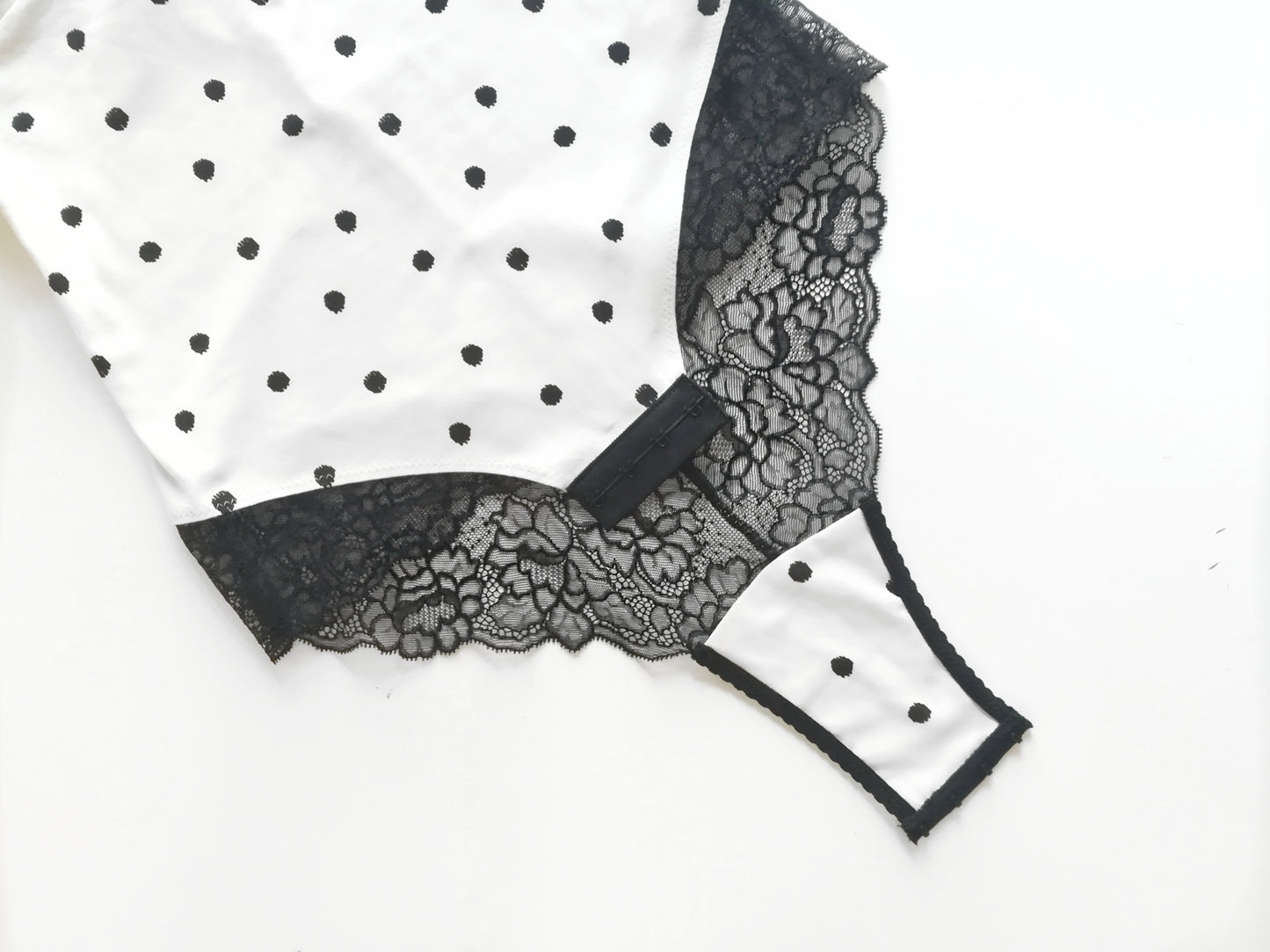 Pandore, the lace bodysuit (french only)