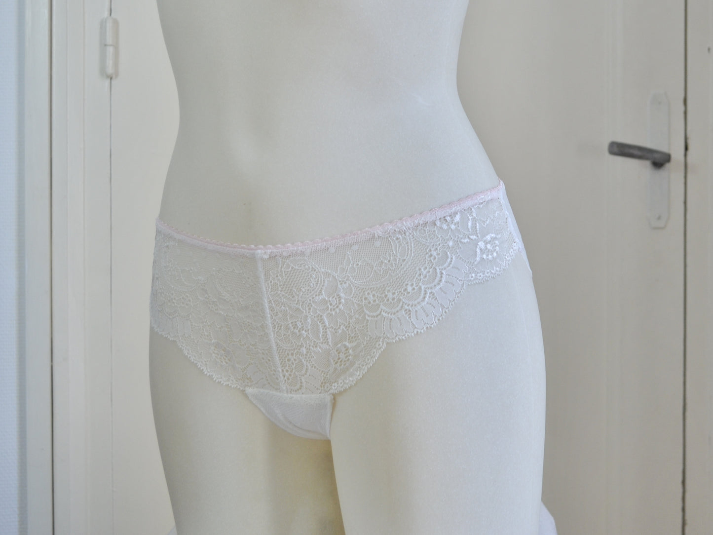 Orion, the lace panties (french only) 