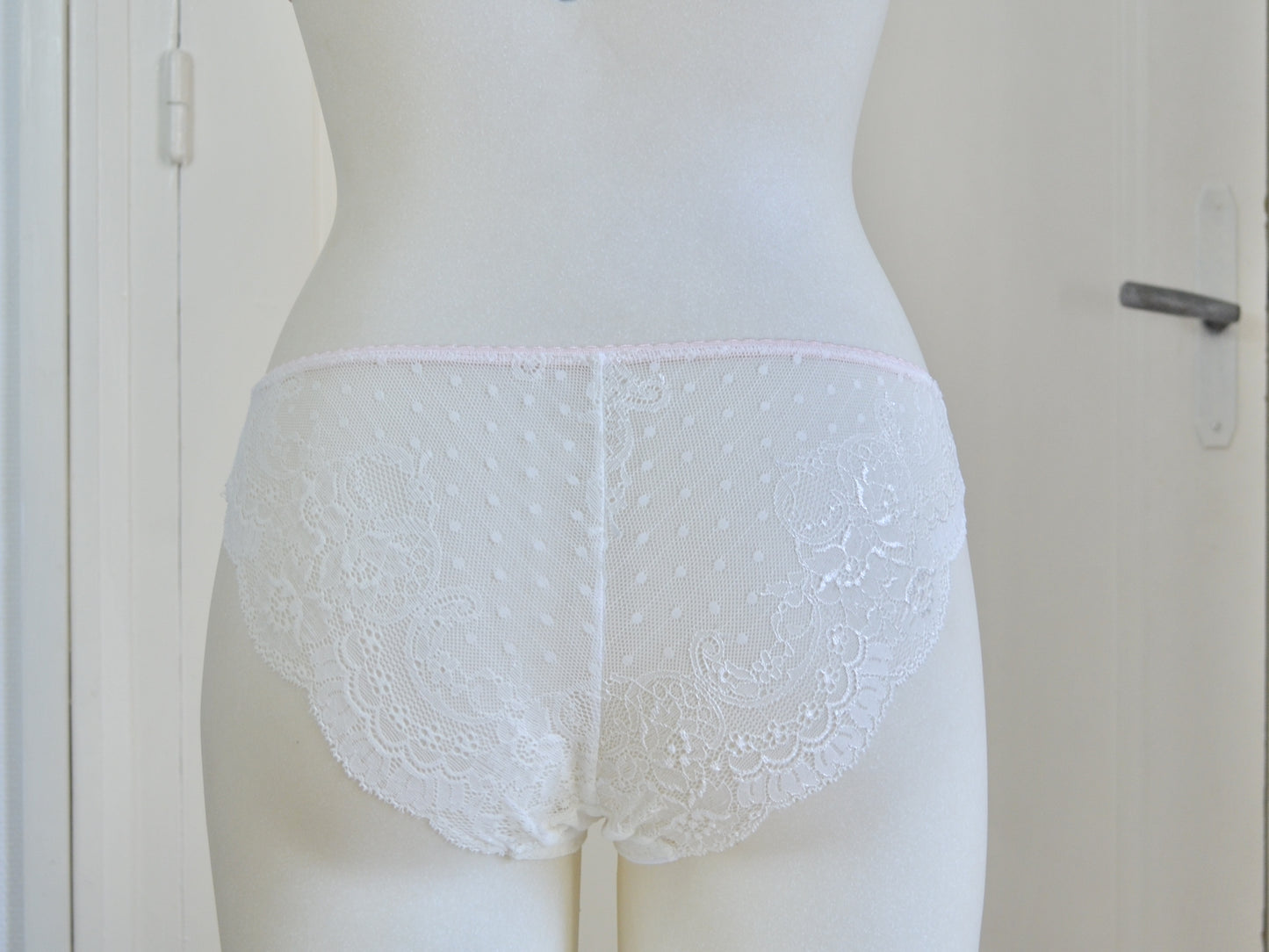 Orion, the lace panties (french only) 