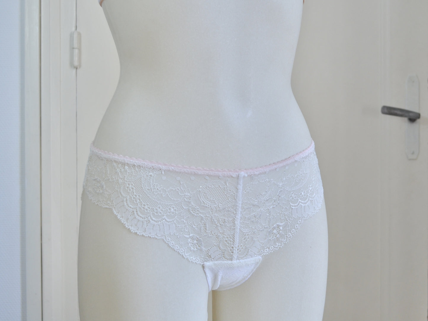 Orion, the lace panties (french only) 