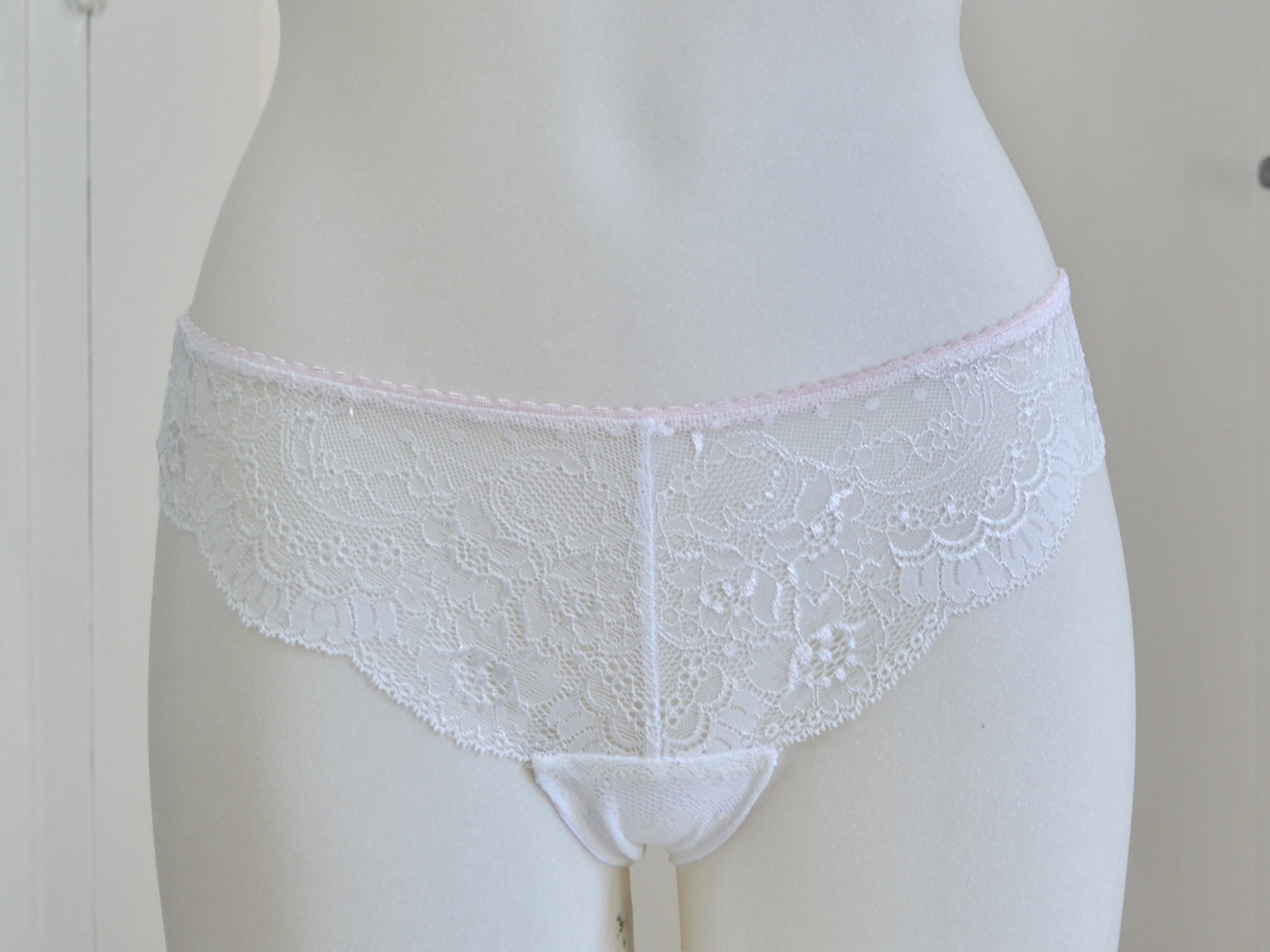 Orion, the lace panties (french only) 