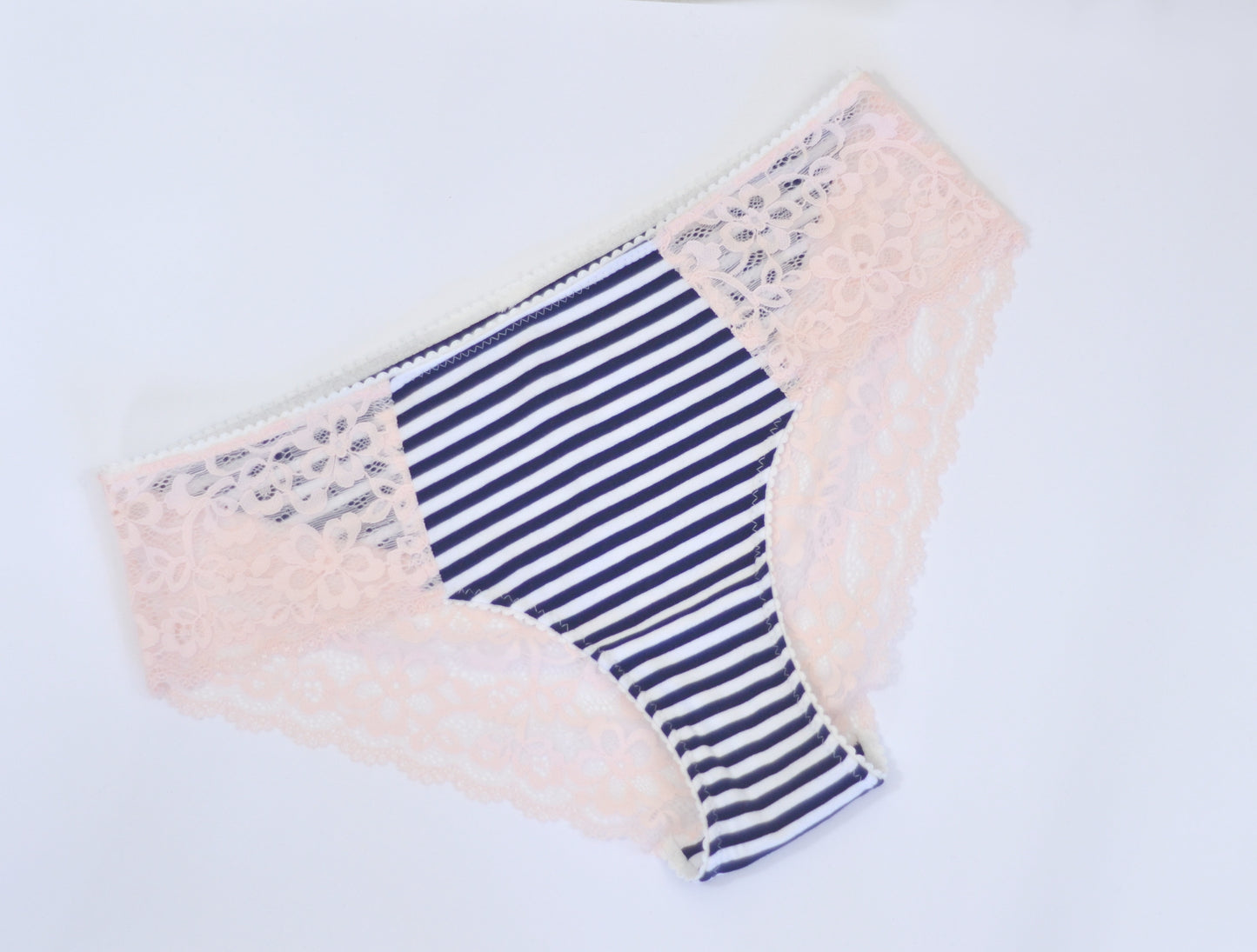 Karmah, the lace panties (french only) 