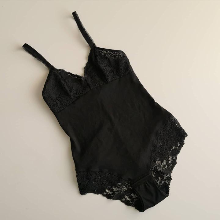 Pandore, the lace bodysuit (french only)
