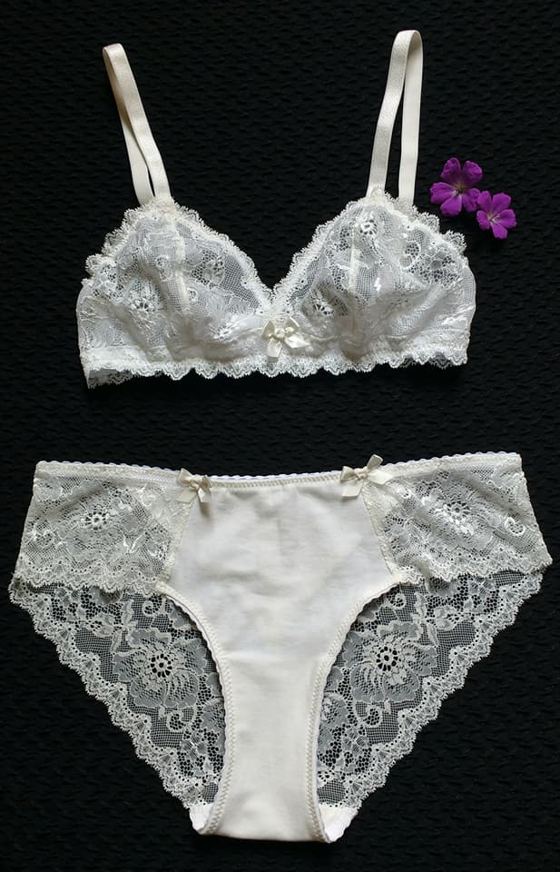 Karmah, lace soft bra & panties (French only) 